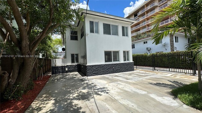 Building Photo - 2240 SW 16th Ct