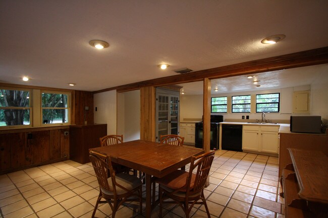 Foto del edificio - 6636 High Ridge Rd