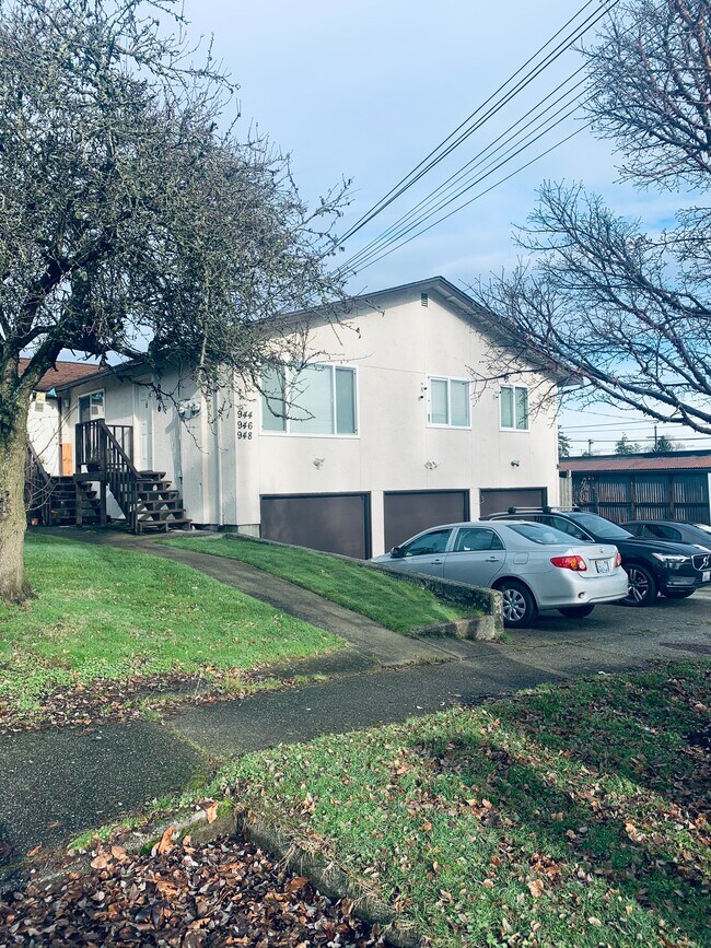 Building Photo - 946 N 89th St