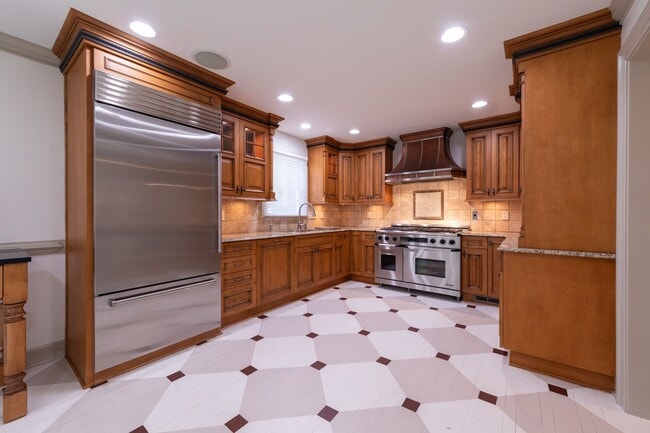 Building Photo - Elegant Townhome in Colonial Williamsburg