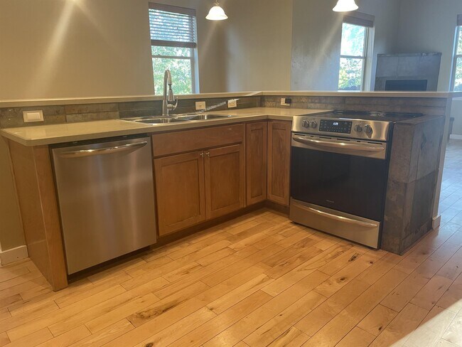 Foto del edificio - 640 Sanders Ave