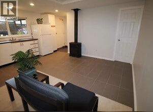 Building Photo - 737 Robinson St