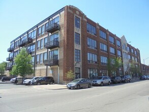Building Photo - 4131 W Belmont Ave