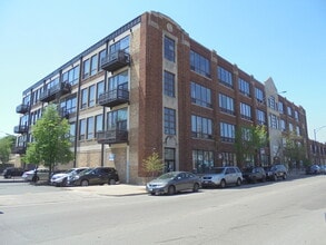 Building Photo - 4131 W Belmont Ave