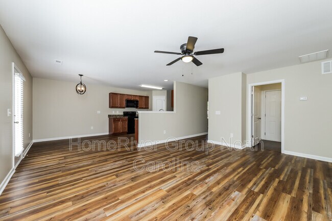 Building Photo - 902 Hadley Dr