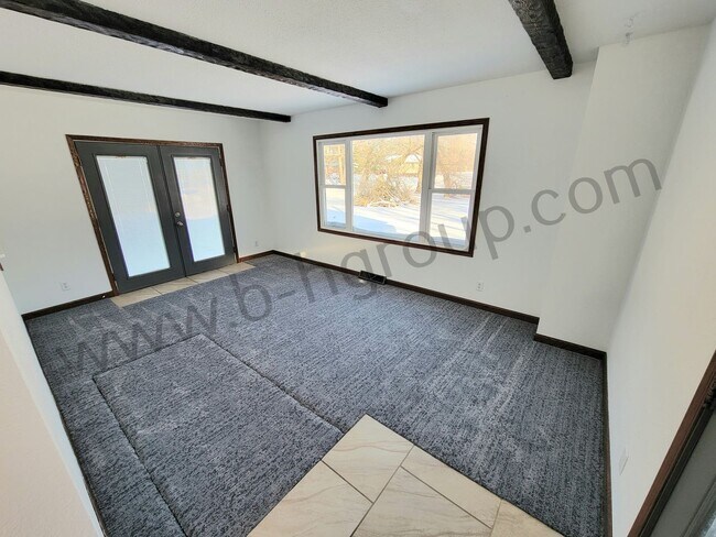 Building Photo - Move In Ready!