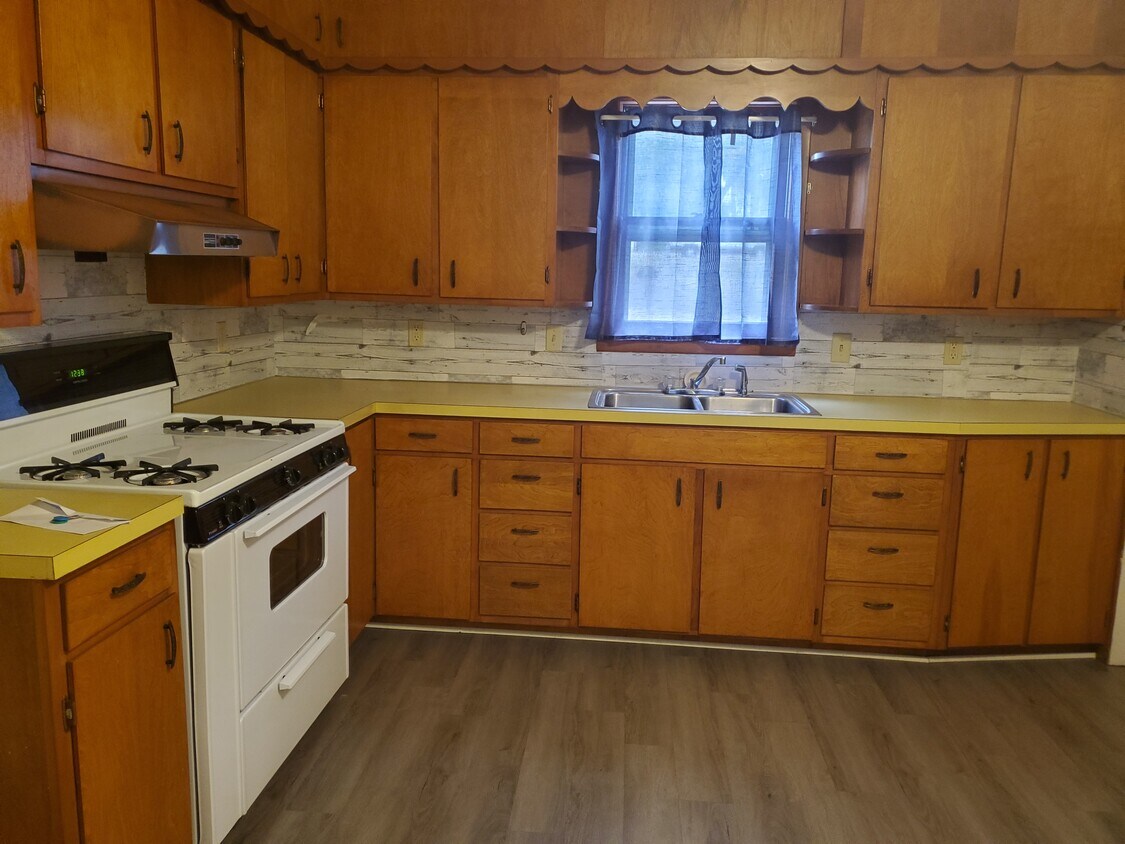 kitchen - 410 S A St