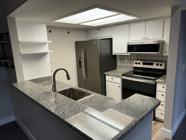 Cocina moderna y actualizada - 7730 W 87th Dr