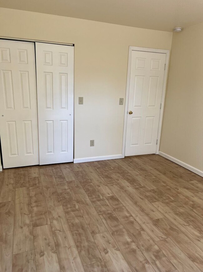 Building Photo - 2 Bedroom 2 Bathroom Home