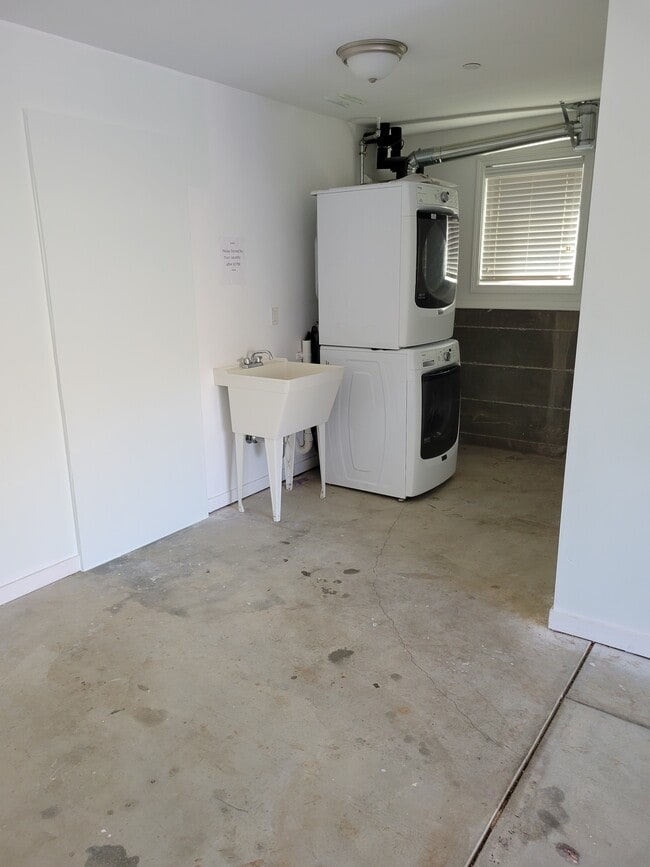 Building Photo - 613 4th Ln