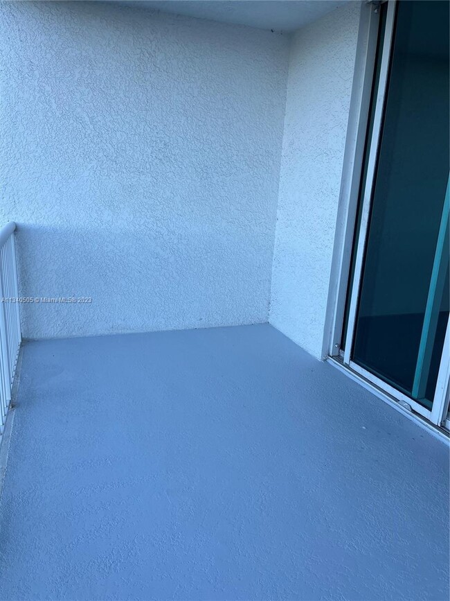 Foto del edificio - 15051 Royal Oaks Ln