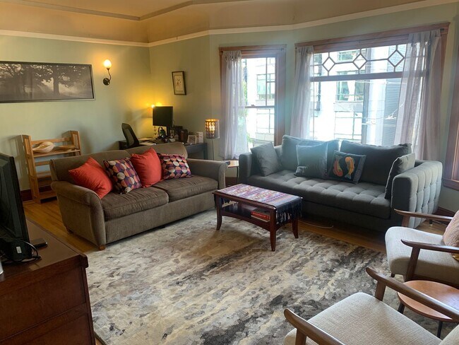 Building Photo - Furnished 2 Bd + Sunroom/Office with Parki...