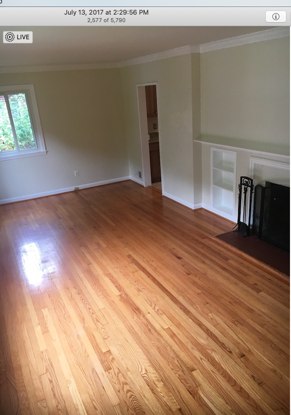 SALA DE ESTAR CON ESTANTERÍAS EMPOTRADAS - 103 Devon Ct