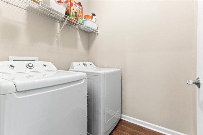 Foto del edificio - 224 Lake Cove Dr