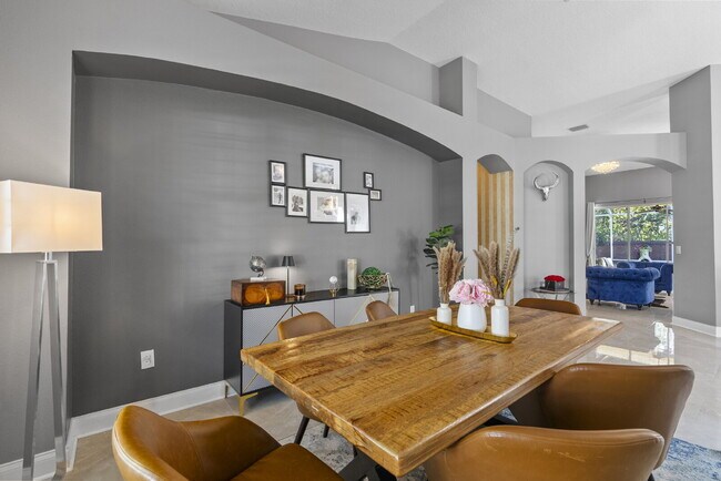 Building Photo - Beautiful 4-Bedroom Pool Home in the Heart of Westchase