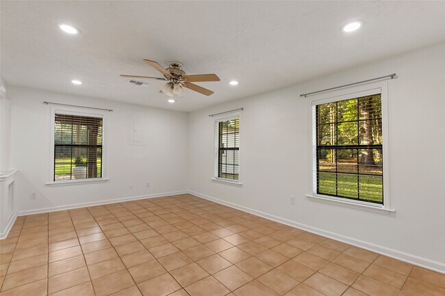 Foto del edificio - 22595 Pineridge Dr