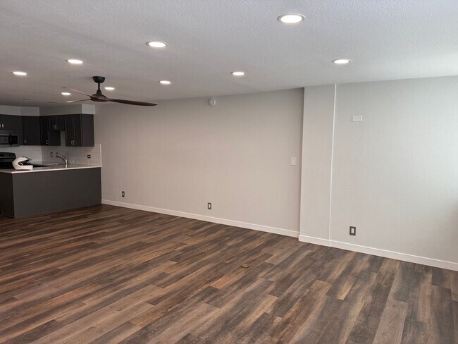 Building Photo - Bright South-Facing Condo with Stunning Fl...