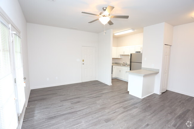 2HAB, 2BA - Euclid - Renovado - Sala de estar - MidTown Apartments