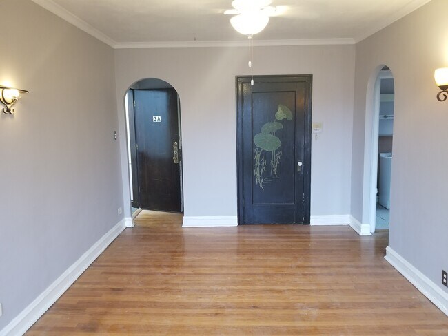 Building Photo - 1431 W Carmen Ave