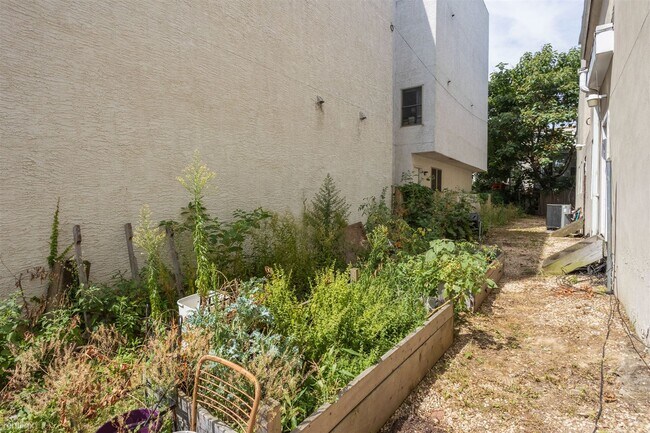 Foto del edificio - 4 br, 2 bath Triplex - 1708 N 18TH ST Unit A