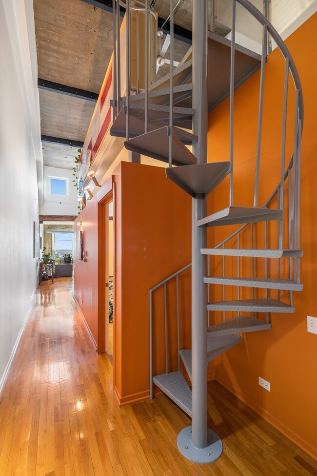 Building Photo - 333 S Desplaines St