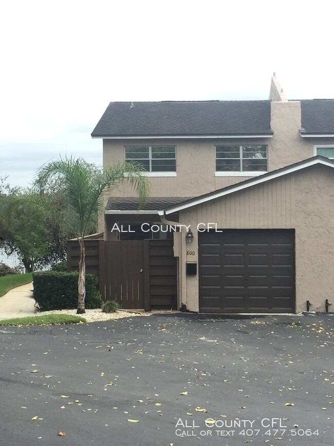 Building Photo - 800 Town Cir