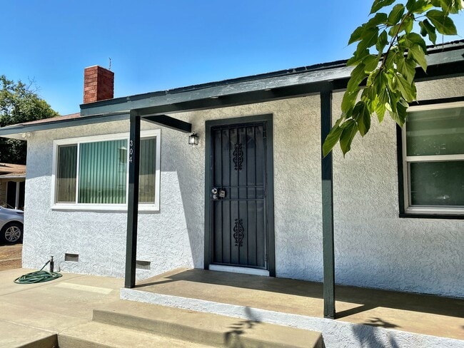 Building Photo - 304 W Sandra Ave