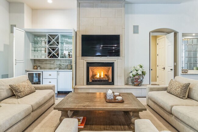 Foto del edificio - Luxurious Furnished Spanish-Style Home wit...