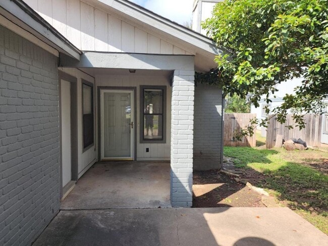 Foto del edificio - 515 Luther Dr