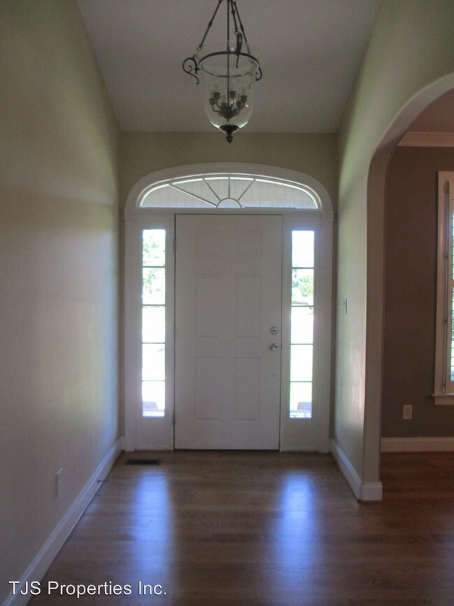 Building Photo - 102 Montreux Ln