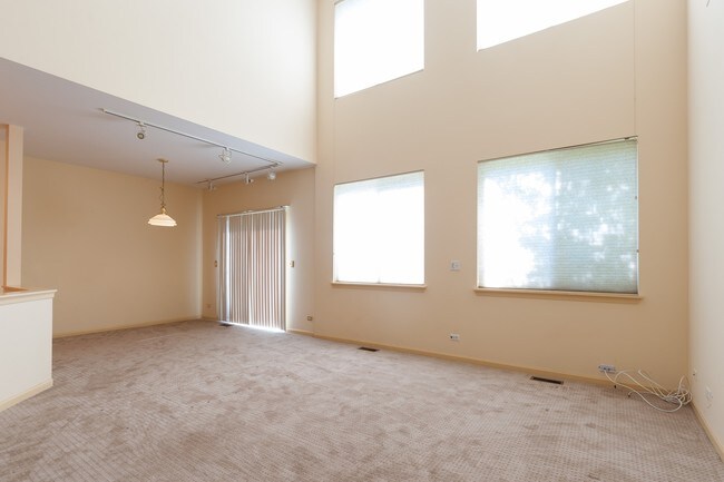 Building Photo - 637 Creekside Cir