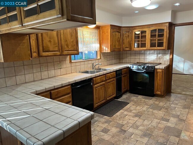 Foto del edificio - 1494 Cedar Ln