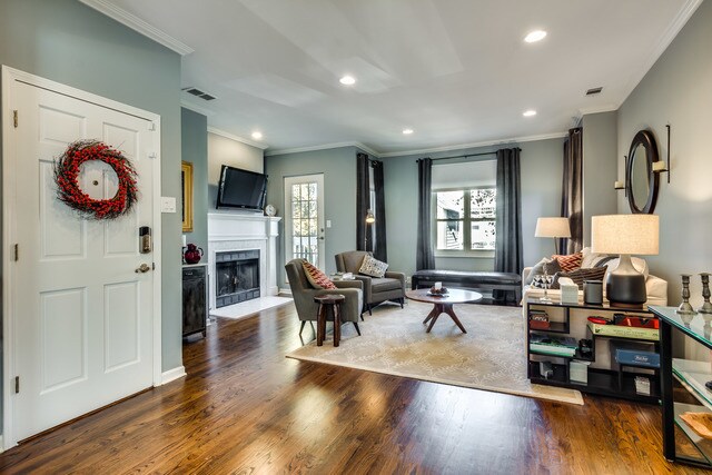 Living Room - 2119 W Fletcher St