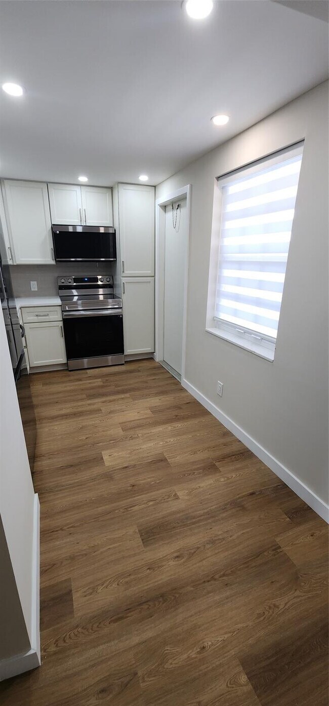 Building Photo - 3150 N Palm Aire Dr