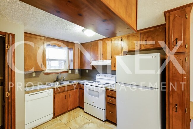 Building Photo - Charming 3 Bedroom with Private Backyard!