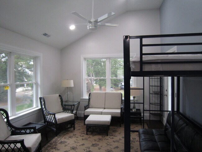 Sala de estar con techo estilo catedral y ventilador de techo - 20527 Washington St