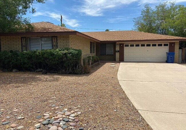 Building Photo - 1047 E Alameda Dr