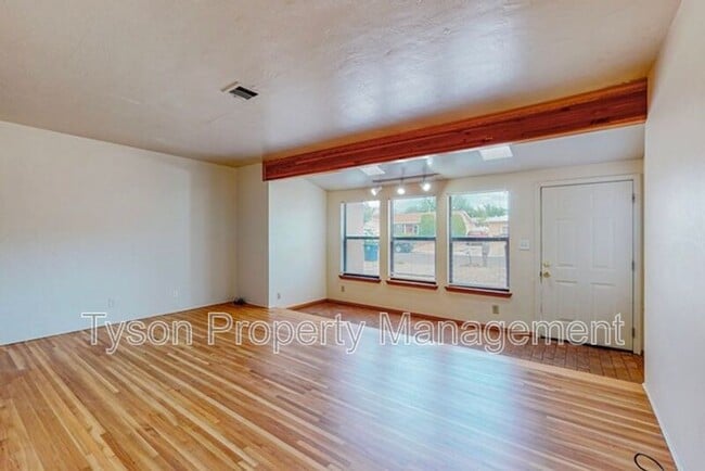 Building Photo - 3035 Manzano St NE