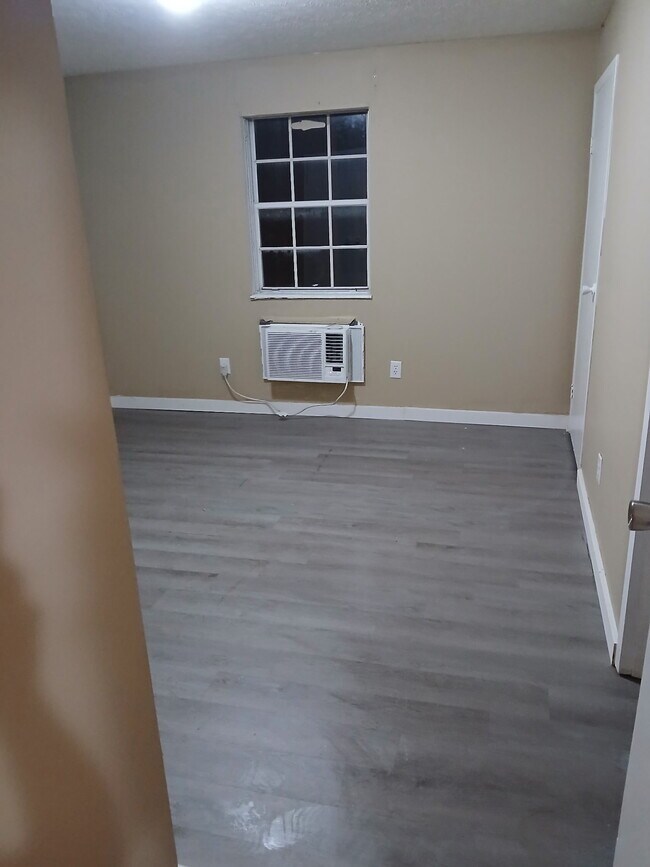 Foto del edificio - 204 N Warren St