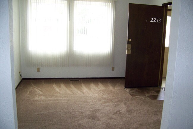 Foto del edificio - 2203 Stoneybrook Rd