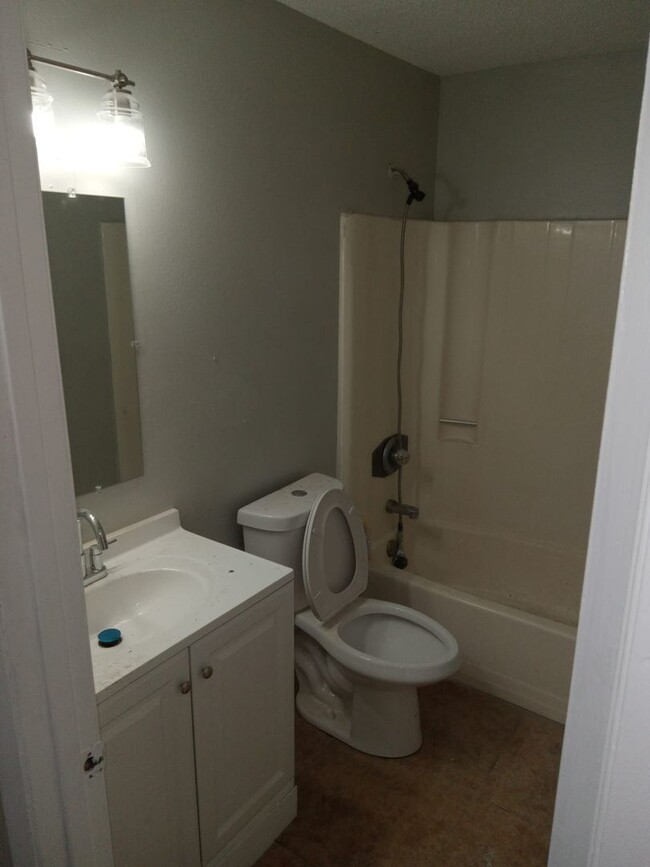 Foto del edificio - Move-In Ready 2BR/2BA Home with Modern Upd...