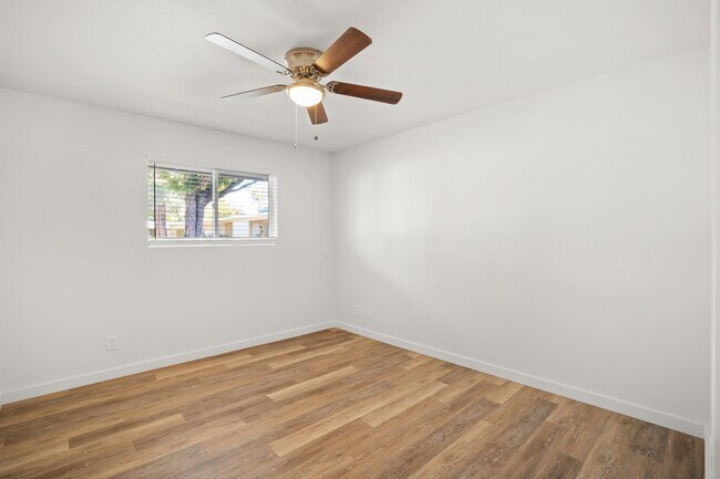 Building Photo - Beautiful 2 bedroom with private backyard