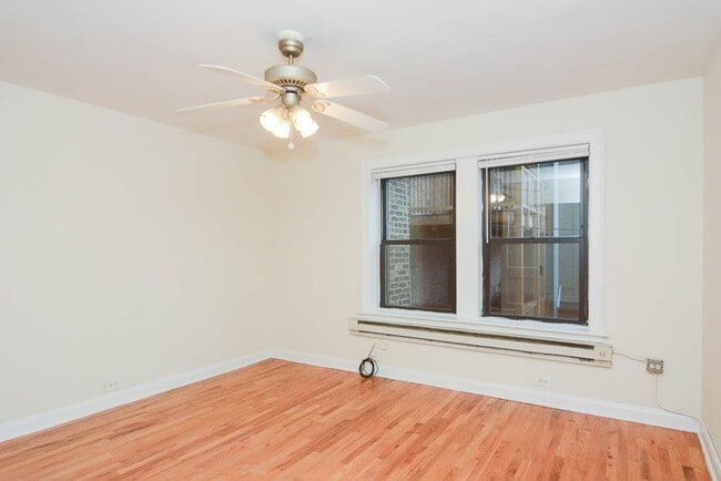 Building Photo - 545 W Wellington Ave