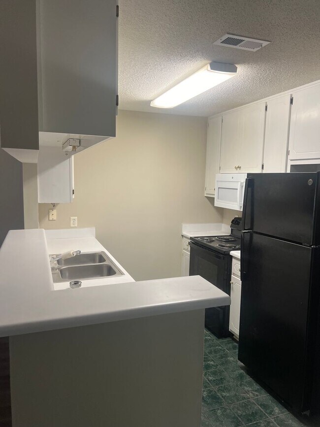 Building Photo - Available now-60 Woodfield Pl.