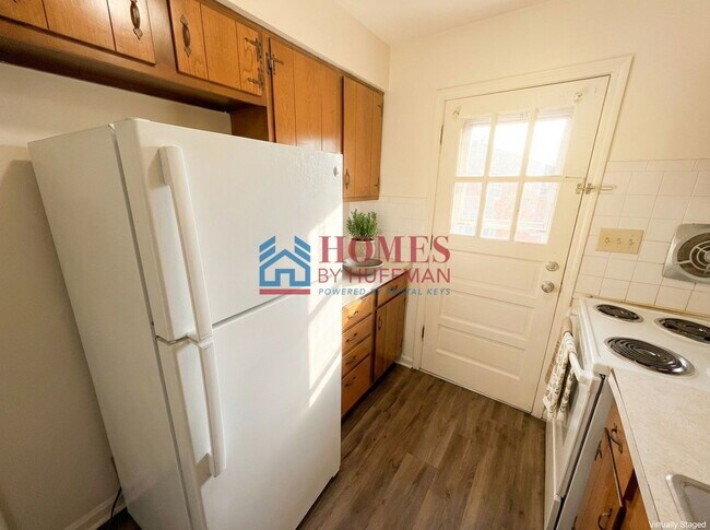 Foto del edificio - Upstairs | Two Bedroom Apartment