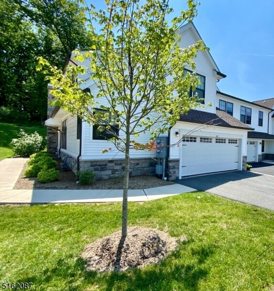 Building Photo - 44 Primrose Ln
