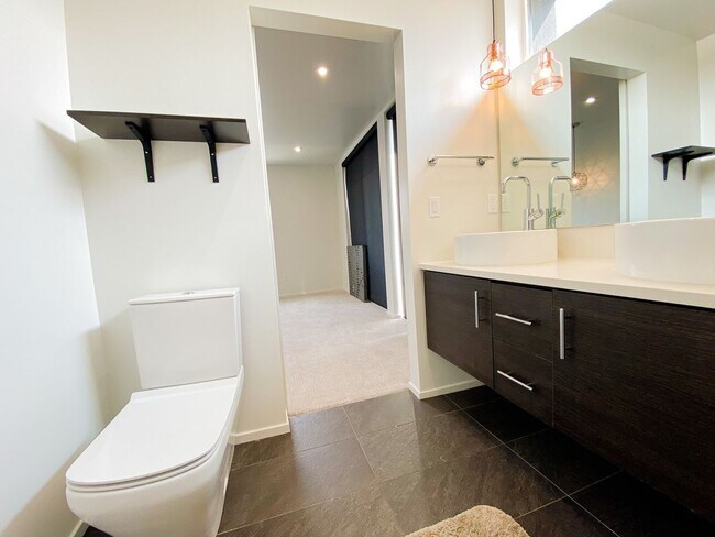 Building Photo - Modern 2BR Townhome w/ 2-Car Garage + 2.5 ...