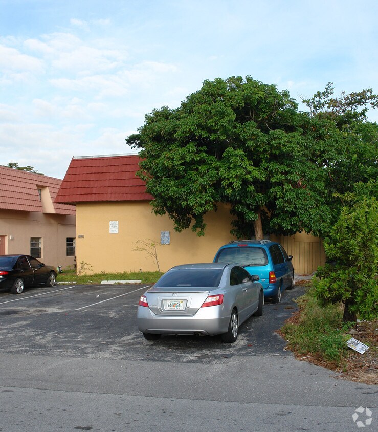 Building Photo - 1651-1661 SW 40th Ter