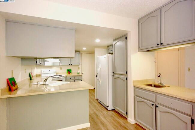 Foto del edificio - 2910 Liberty Dr