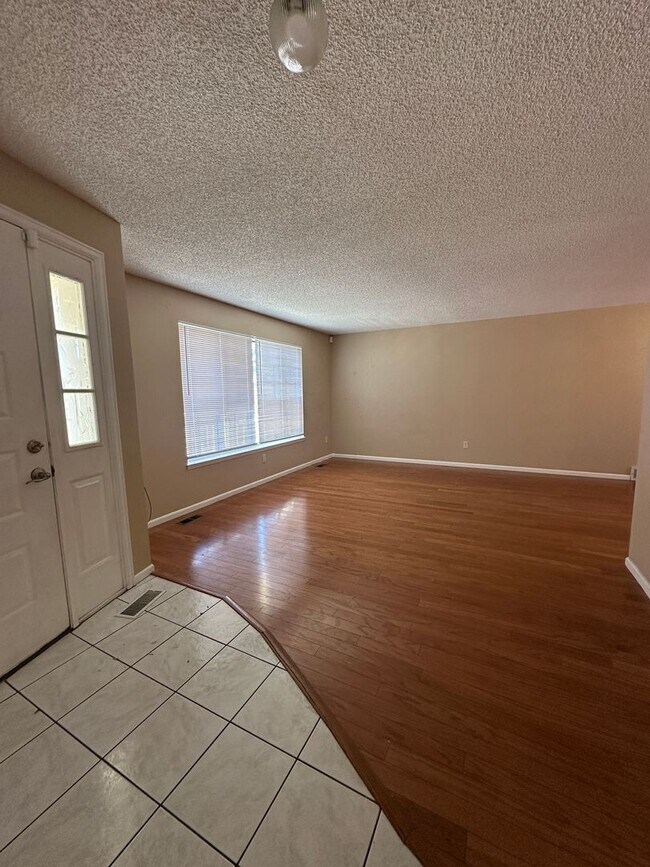 Foto del edificio - 5 bedroom 3 bathroom Sinlge Family House in Aurora
